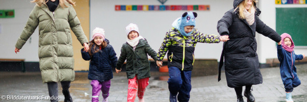 Kita - Kinder beim Spielen im Regen_012