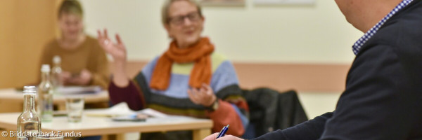 Die ehrenamtlichen Redakteure hören einander zu