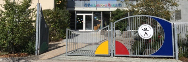 Blick auf den Eingang der Evangelischen Schule Ansbach