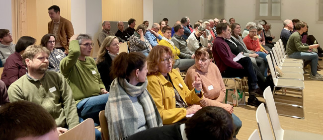 Synodenmitglieder bei der Tagung im Frühjahr 2025 im Gemeindezentrum St. Johannis